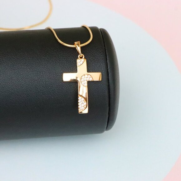 "Elegant Rose Gold Cross Pendant with Crystal Accents for Women & Men, XPPT1738 - Picture 5 of 13